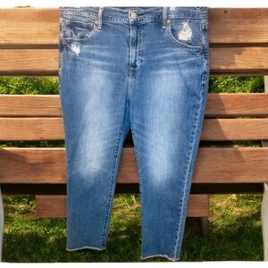 Gap sustainable women’s distressed denim crop jean. Impeccable cond. Sz 32/14 S